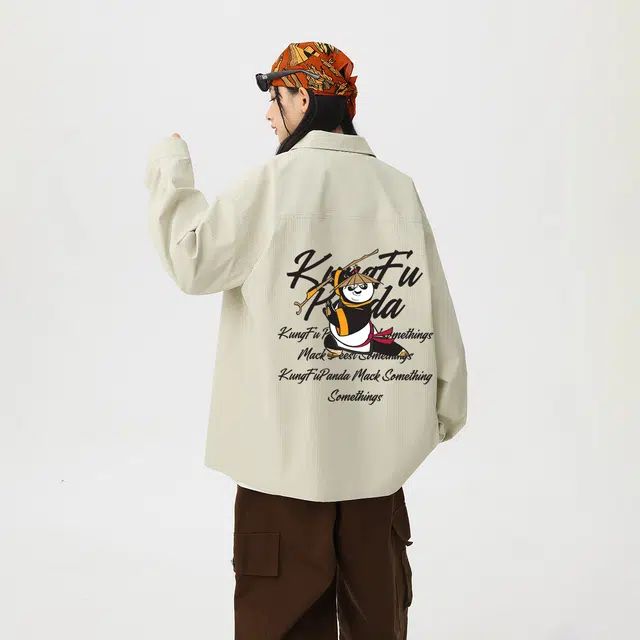 功夫熊猫 美式复古学院风创意动漫字母印花基础款纯色胸前口袋纽扣肌理感翻领时尚百搭长袖衬衫 男女同款