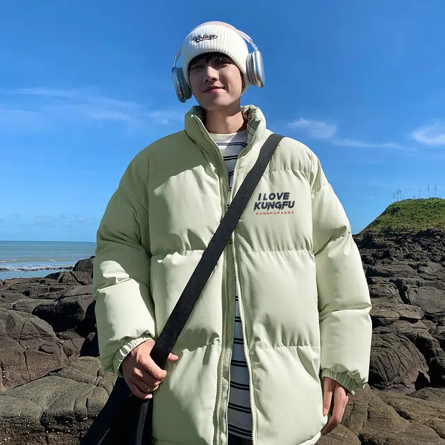 功夫熊猫 美式复古学院风字母印花创意签名字体下摆可调节纯色保暖御寒宽松休闲简约舒适加厚拉链立领面包棉服 男女同款
