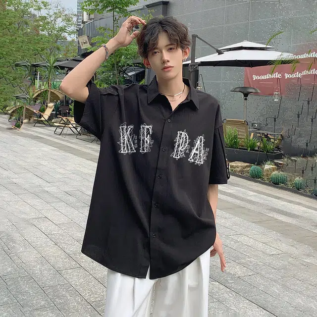 功夫熊猫 美式复古嘻哈街头风创意趣味字母印花垂感条纹金属装饰设计直筒宽松翻领单排扣休闲短袖衬衫 男女同款