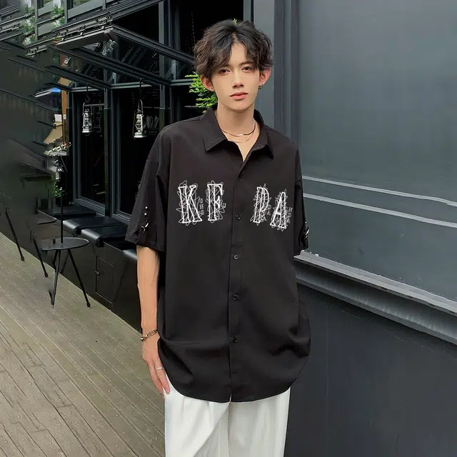功夫熊猫 美式复古嘻哈街头风创意趣味字母印花垂感条纹金属装饰设计直筒宽松翻领单排扣休闲短袖衬衫 男女同款