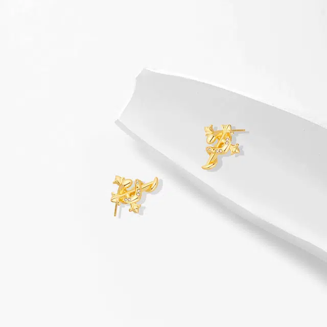 牧言 权杖灵蛇 国潮复古新中式简约小众设计高级感 光面立体十二生肖蛇形缠绕皇冠十字架耳饰 好运 合金 耳钉 女款
