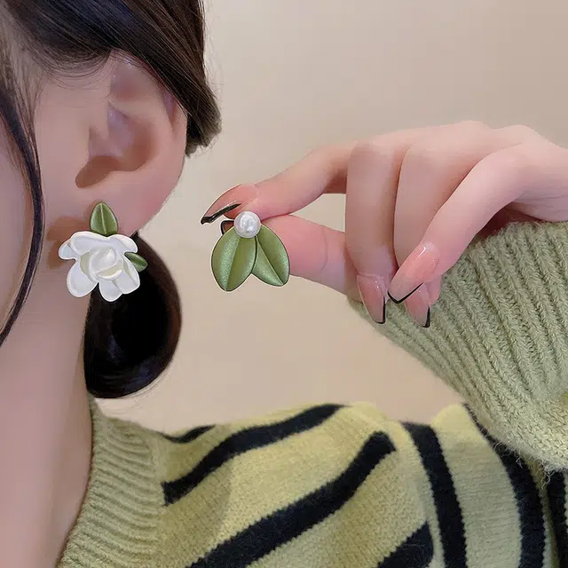 牧言 小清新简约小众设计高级感 森系绿色花朵树叶日常百搭耳饰 合金 不对称栀子花耳钉 女款
