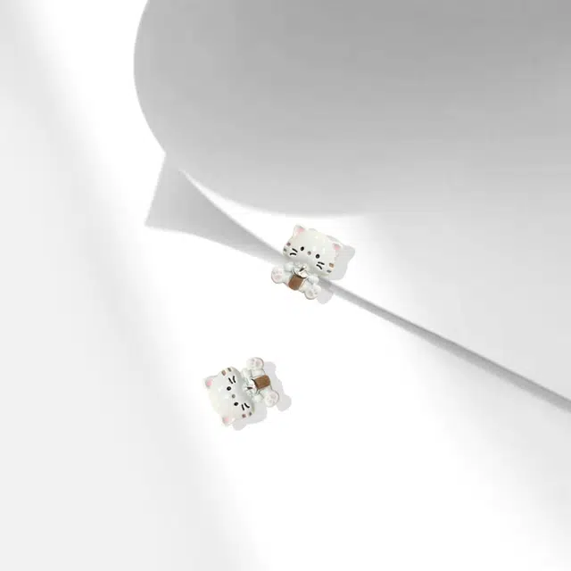 牧言 萌趣白猫 甜美可爱少女系卡通小众浪漫高级感 粉色抱奶茶软萌猫咪小巧日常百搭耳饰 约会通勤 合金 耳钉 女款
