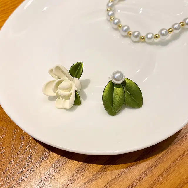 牧言 小清新简约小众设计高级感 森系绿色花朵树叶日常百搭耳饰 合金 不对称栀子花耳钉 女款