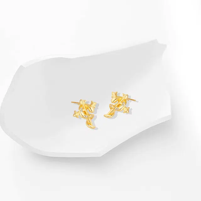 牧言 权杖灵蛇 国潮复古新中式简约小众设计高级感 光面立体十二生肖蛇形缠绕皇冠十字架耳饰 好运 合金 耳钉 女款