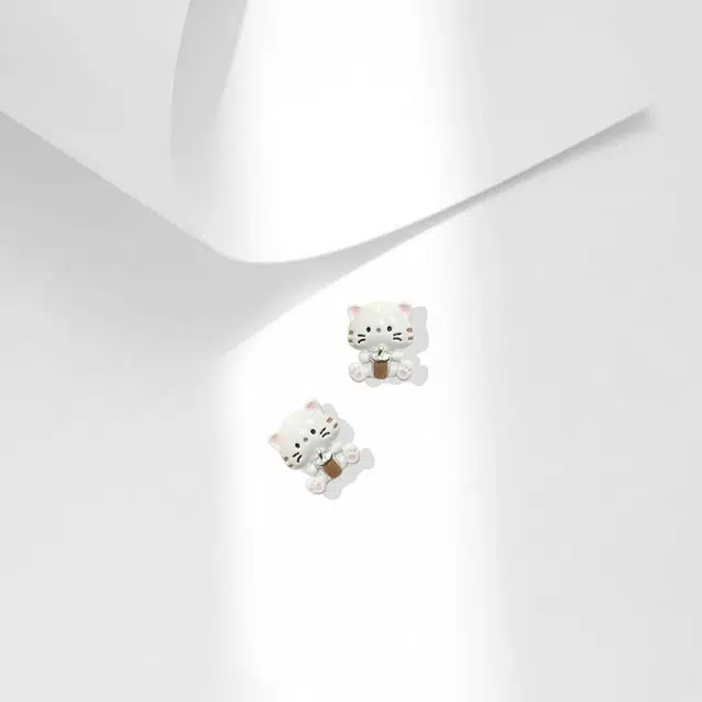 牧言 萌趣白猫 甜美可爱少女系卡通小众浪漫高级感 粉色抱奶茶软萌猫咪小巧日常百搭耳饰 约会通勤 合金 耳钉 女款