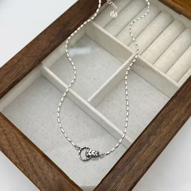 925
