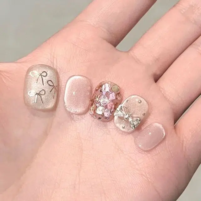 奥兰诺 粉色蝴蝶结穿戴甲玻璃珠猫眼亮片气质美甲显白温柔  短梯浅色晕染 可爱