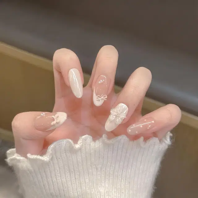奥兰诺 温柔千金珍珠白立体花花手工穿戴甲显白富贵可拆卸美甲贴穿戴甲  杏仁杏色渐变 可爱