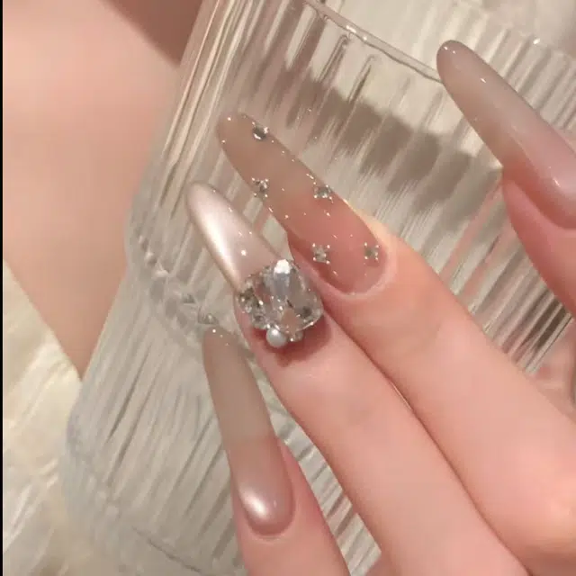 奥兰诺 玻璃珠猫眼穿戴甲美甲裸色长款大钻富贵奶茶猫眼清冷高级显白  杏仁浅色裸色