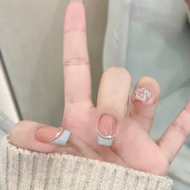 奥兰诺 蓝色法式显白珍珠链条穿戴甲短款蝴蝶结穿戴甲甲片成品美甲贴片  短方短款浅色晕染 可爱