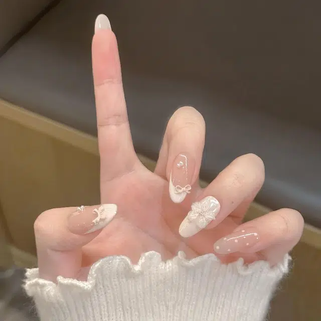 奥兰诺 温柔千金珍珠白立体花花手工穿戴甲显白富贵可拆卸美甲贴穿戴甲  杏仁杏色渐变 可爱