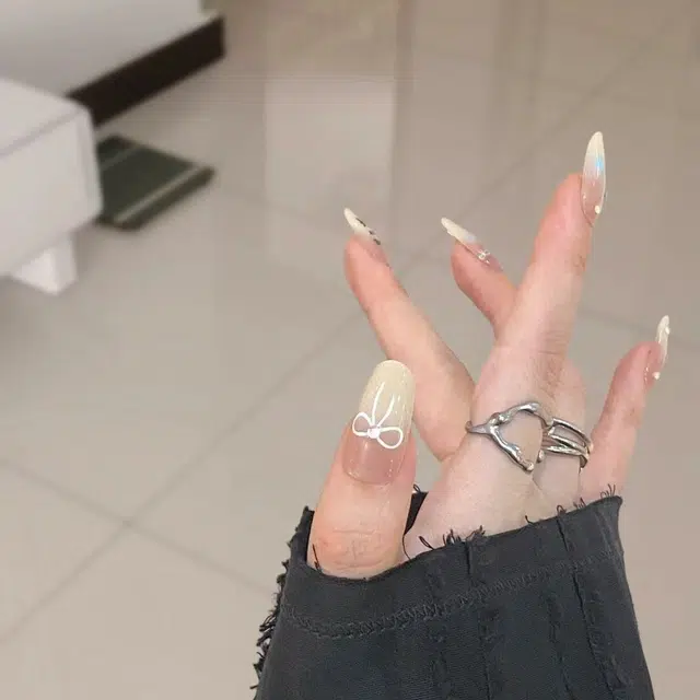 奥兰诺 手工穿戴甲涂鸦蝴蝶结渐变光疗可爱少女百搭美甲可拆卸  杏仁浅色晕染 蝴蝶结