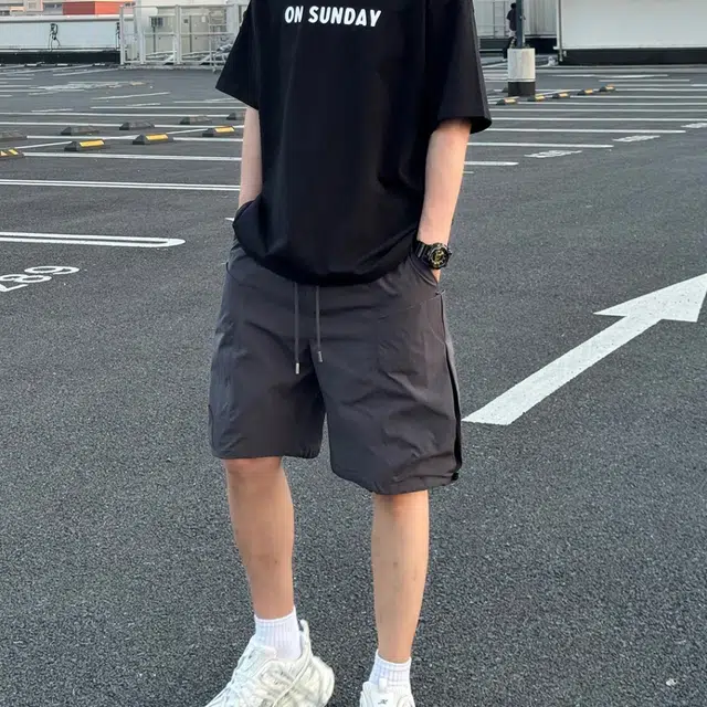 虫小绿 美式基础款山系户外大口袋纯色抽绳中腰宽松多口袋透气直筒工装五分休闲短裤 男女同款