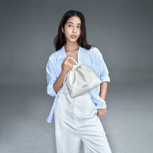 西木汀 高级感小众设计轻便百搭 牛皮 单肩斜挎手提包 女款 奶白色/深邃黑