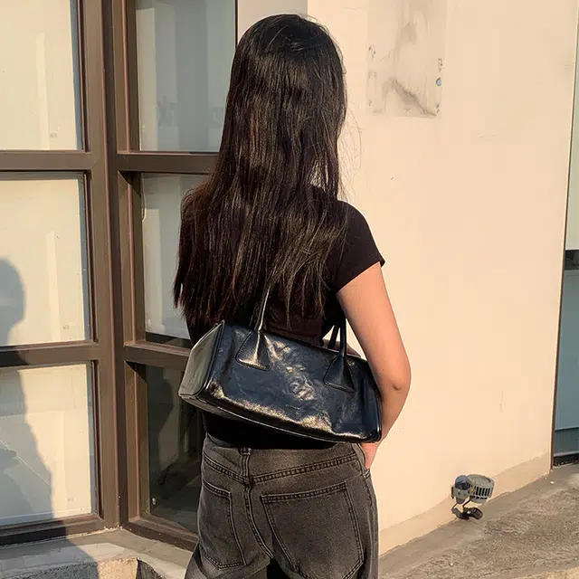 西木汀 可颂包 高级感通勤百搭休闲小个子腋下包 头层牛皮 法棍手提包 中号 女款 深邃黑/珍珠白