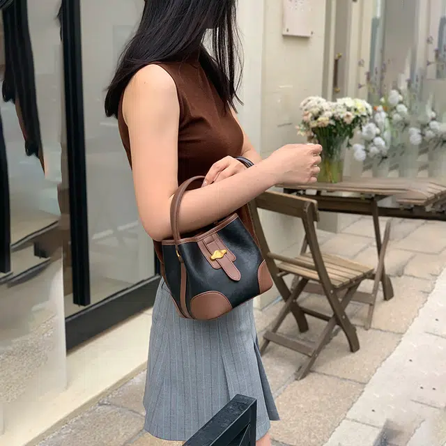 西木汀 无糖黑巧 小众品牌高级感设计斜挎腋下包小巧慵懒水桶包 牛皮 单肩手提包 小号 女款 深邃黑/雾霾蓝