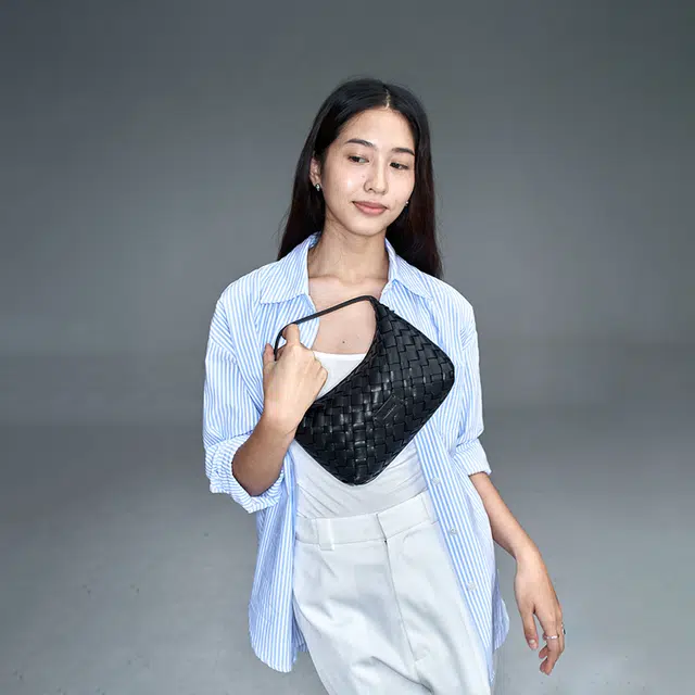 西木汀 久违 高级感小众设计夏日编织松弛斜挎饺子包小个子 合成革 单肩手提包 女款 深邃黑/珍珠白