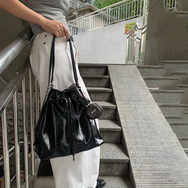 西木汀 相约 小众水桶包日常通勤高级感 牛皮 斜挎手提包 女款 深邃黑/米白色