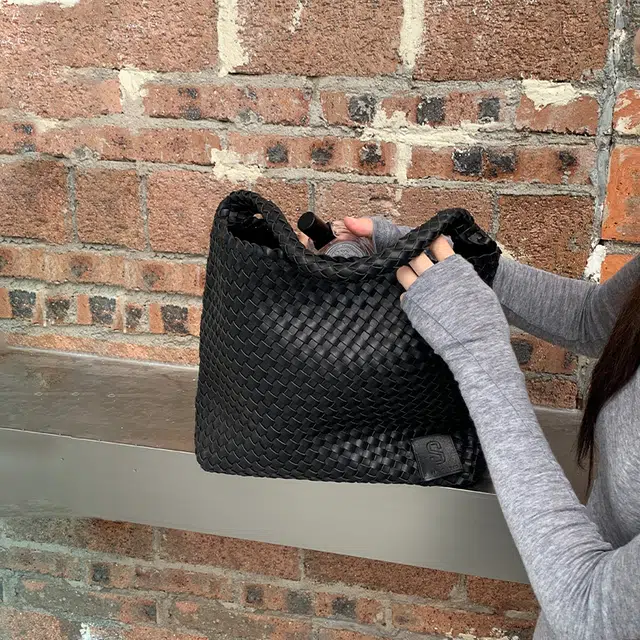 西木汀 小众设计高级感简约百搭通勤时尚 头层牛皮 手提包 常规 女款 深邃黑/醇酒红