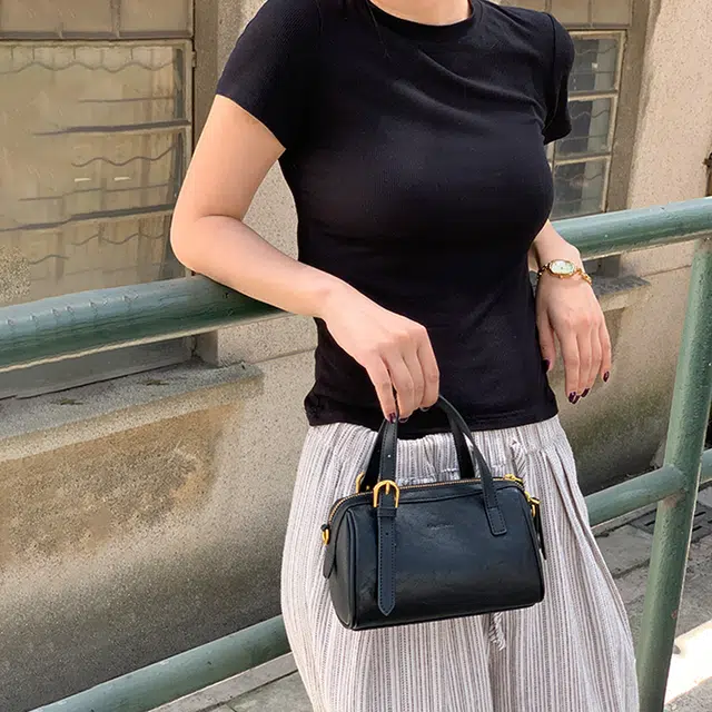 西木汀 奶昔 小众设计波士顿包轻便迷你休闲百搭通勤 牛皮 斜挎手提包 小号 女款 深邃黑/珍珠白/樱花粉