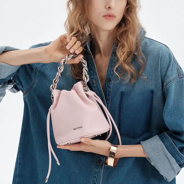 西木汀 时光梦 小众设计高级感链条水桶包潮流时尚 牛剖层皮革 手提包单肩斜挎包 常规 女款 雾霾蓝/樱花粉