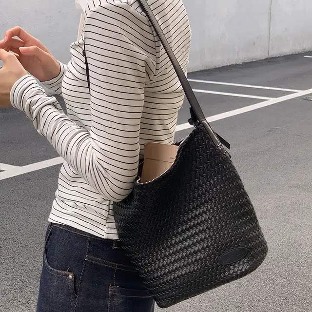 西木汀 小众设计高级感简约百搭通勤水桶包 牛皮 单肩包 常规 女款 深邃黑/醇酒红