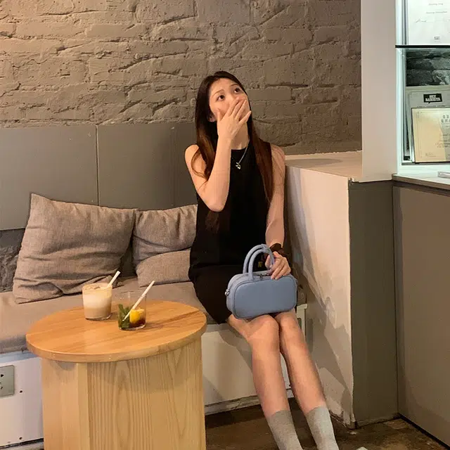 西木汀 绵绵 春夏小众简约少女感潮流时尚高级感百搭通勤必备 牛皮 波士顿包小方包斜挎包单肩包手提包 常规 女款 蓝色/黑色/银色