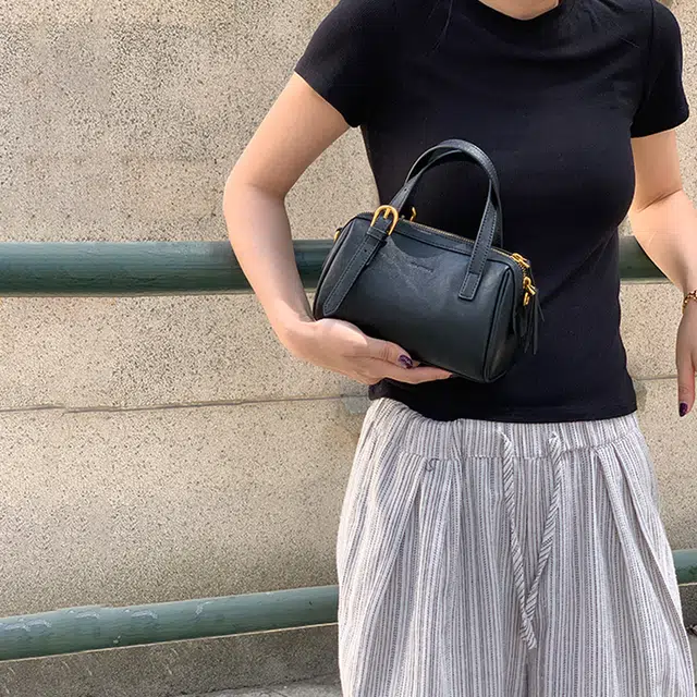 西木汀 奶昔 小众设计波士顿包轻便迷你休闲百搭通勤 牛皮 斜挎手提包 小号 女款 深邃黑/珍珠白/樱花粉