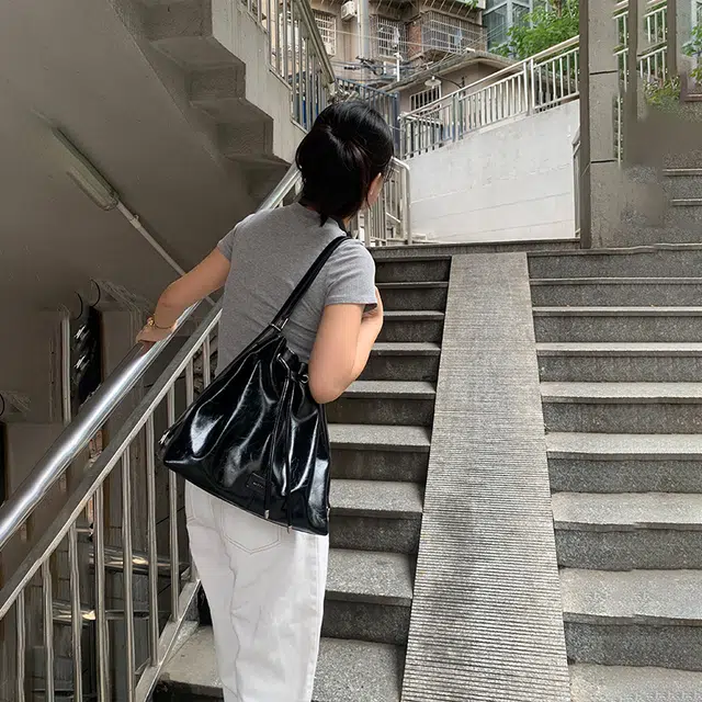 西木汀 相约 小众水桶包日常通勤高级感 牛皮 斜挎手提包 女款 深邃黑/米白色