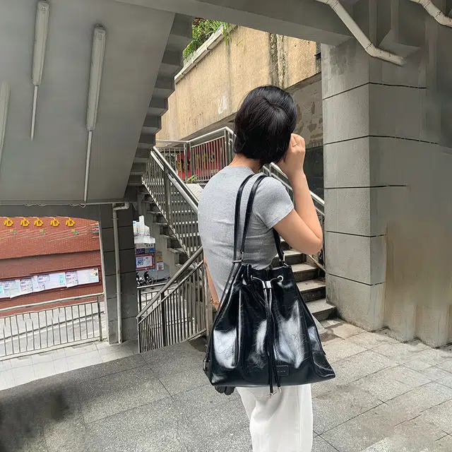 西木汀 相约 小众水桶包日常通勤高级感 牛皮 斜挎手提包 女款 深邃黑/米白色