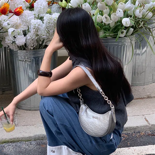 西木汀 高级感时尚潮流腋下百搭 牛皮 月牙包链条 斜挎单肩包 小号 女款 银灰色/深邃黑