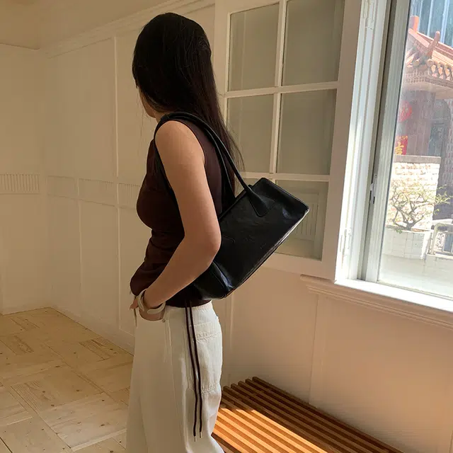 西木汀 可颂包 高级感通勤百搭休闲小个子腋下包 头层牛皮 法棍手提包 中号 女款 深邃黑/珍珠白