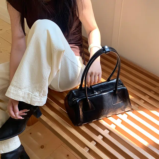 西木汀 可颂包 高级感通勤百搭休闲小个子腋下包 头层牛皮 法棍手提包 中号 女款 深邃黑/珍珠白