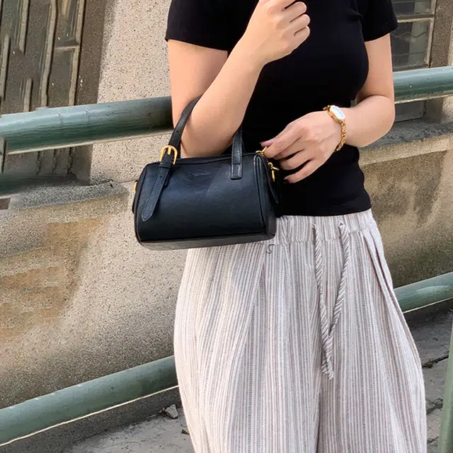 西木汀 奶昔 小众设计波士顿包轻便迷你休闲百搭通勤 牛皮 斜挎手提包 小号 女款 深邃黑/珍珠白/樱花粉