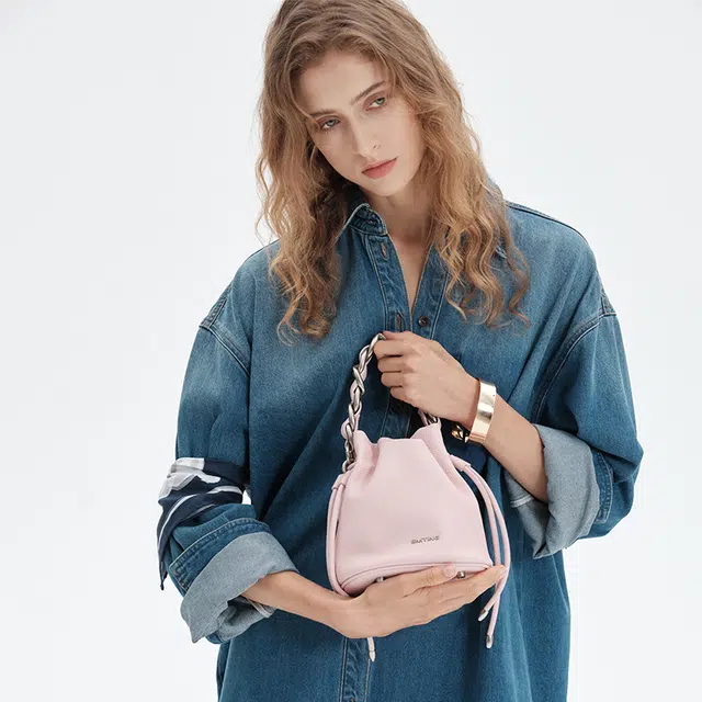 西木汀 时光梦 小众设计高级感链条水桶包潮流时尚 牛剖层皮革 手提包单肩斜挎包 常规 女款 雾霾蓝/樱花粉