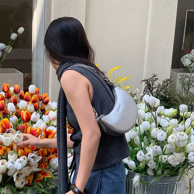 西木汀 高级感时尚潮流腋下百搭 牛皮 月牙包链条 斜挎单肩包 小号 女款 银灰色/深邃黑