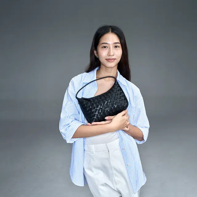 西木汀 久违 高级感小众设计夏日编织松弛斜挎饺子包小个子 合成革 单肩手提包 女款 深邃黑/珍珠白