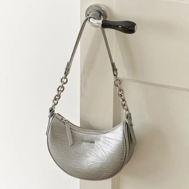 西木汀 高级感时尚潮流腋下百搭 牛皮 月牙包链条 斜挎单肩包 小号 女款 银灰色/深邃黑