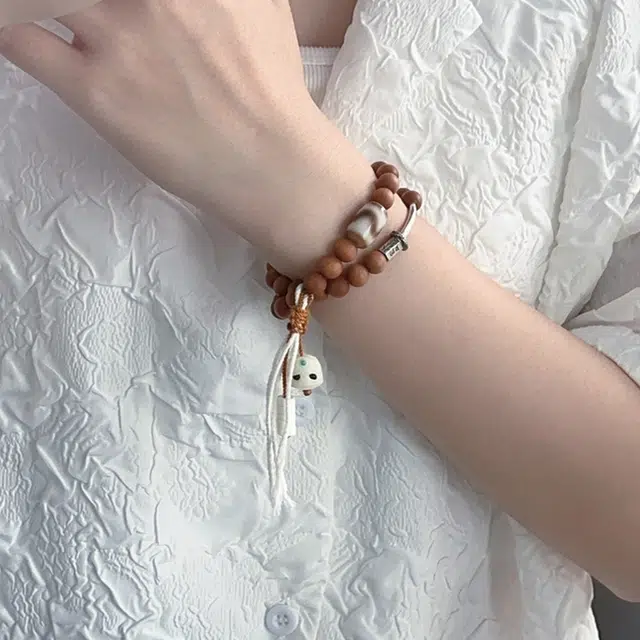 925
