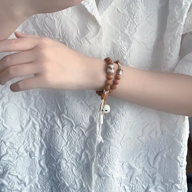 925