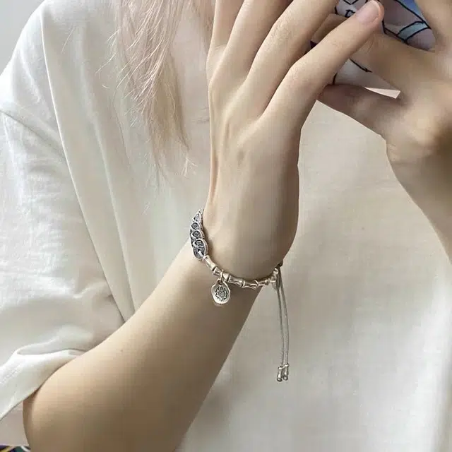 925