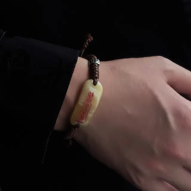 925