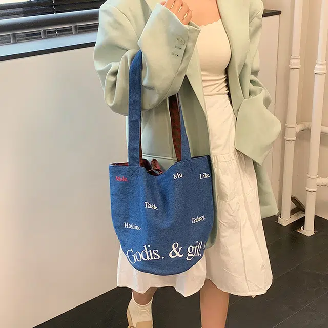WORM'S HOME Tote