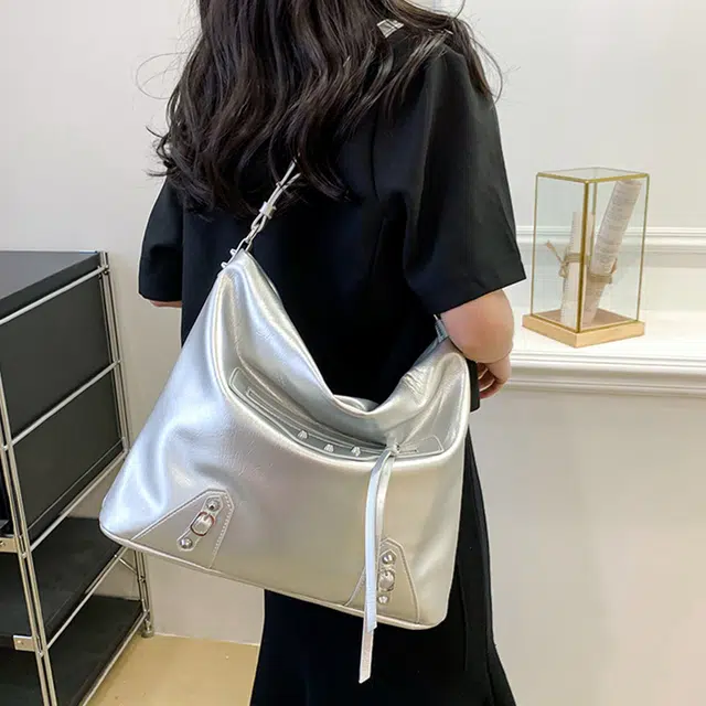 WORM'S HOME PU Tote