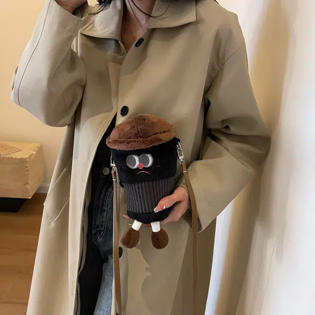 毛绒咖啡单肩斜挎包 可爱创意包包 女生零钱个性手机钥匙表情包 黑色卡其色