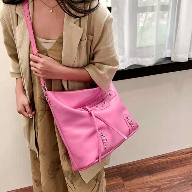 WORM'S HOME PU Tote