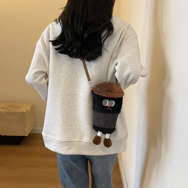 毛绒咖啡单肩斜挎包 可爱创意包包 女生零钱个性手机钥匙表情包 黑色卡其色