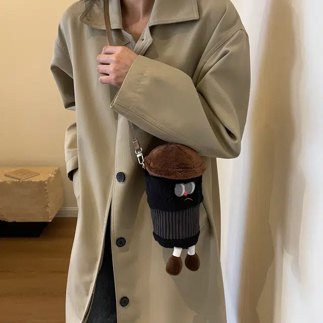 毛绒咖啡单肩斜挎包 可爱创意包包 女生零钱个性手机钥匙表情包 黑色卡其色