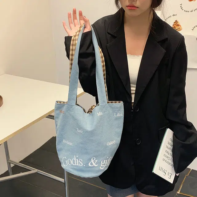 WORM'S HOME Tote